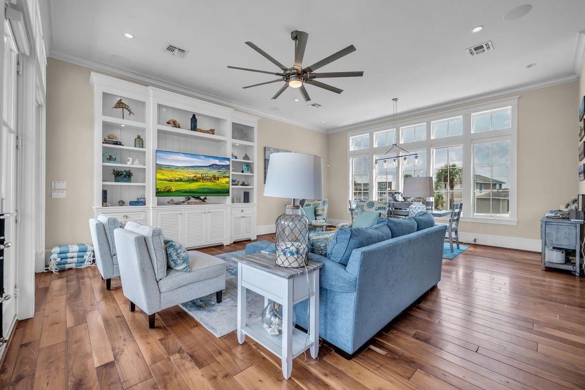 Dining room, Interior, Living room, Pendant Lights, Recessed Lighting, Wood Texture Flooring