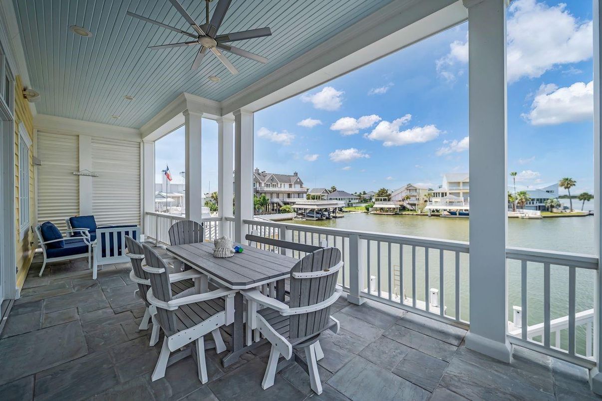 Exterior, Interior, Sun Room, Water