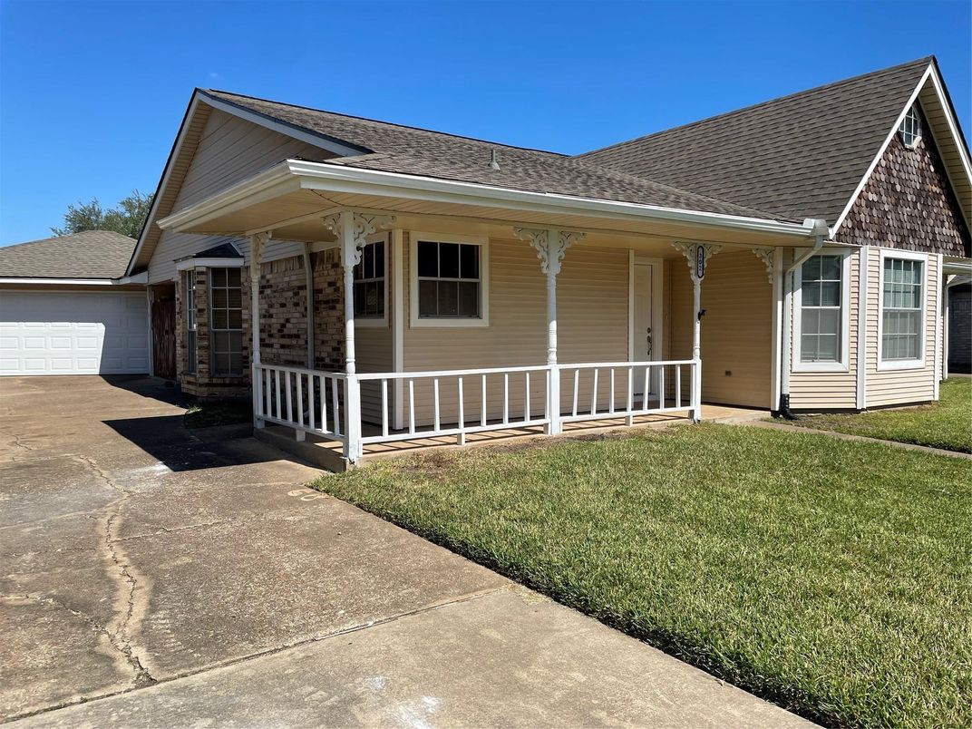 Exterior, Facade, Ranch