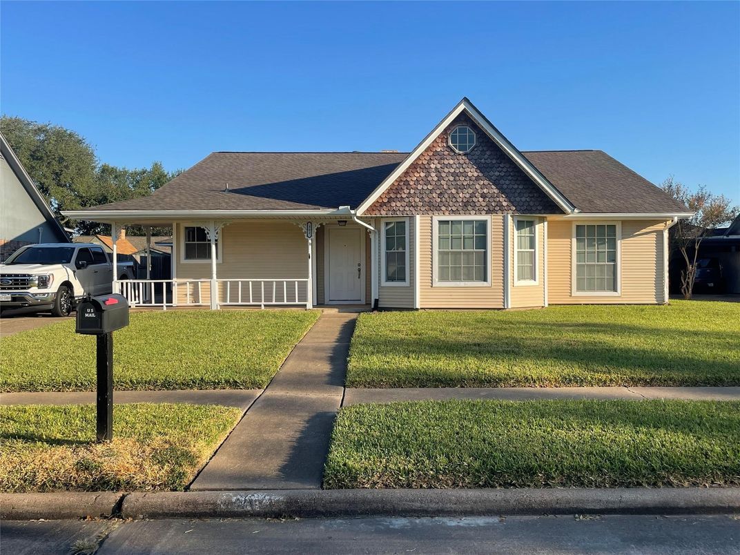 Exterior, Facade, Ranch