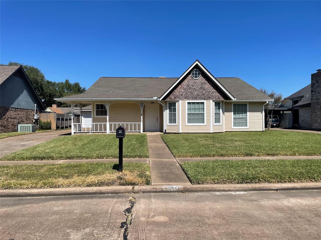 Exterior, Facade, Ranch