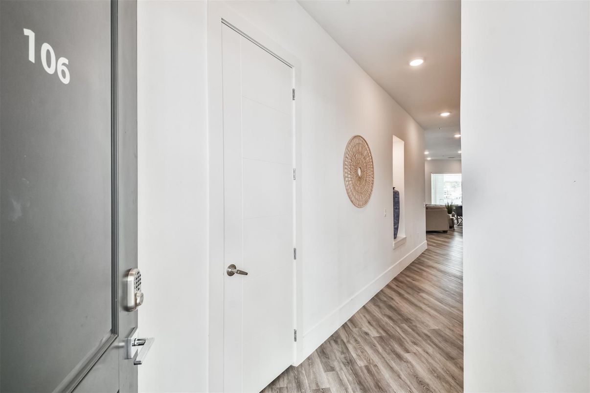 Interior, Recessed Lighting, Wood Texture Flooring