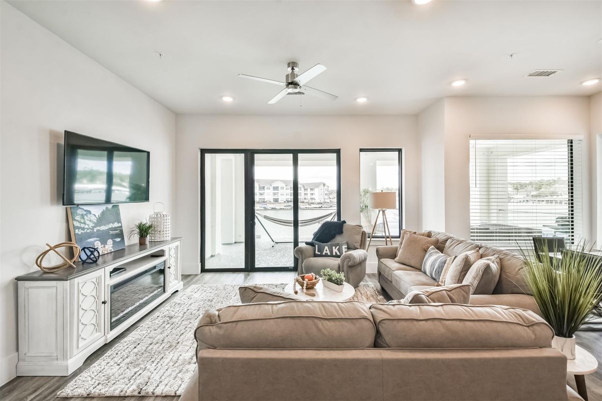 Interior, Living room, Recessed Lighting, Wood Texture Flooring