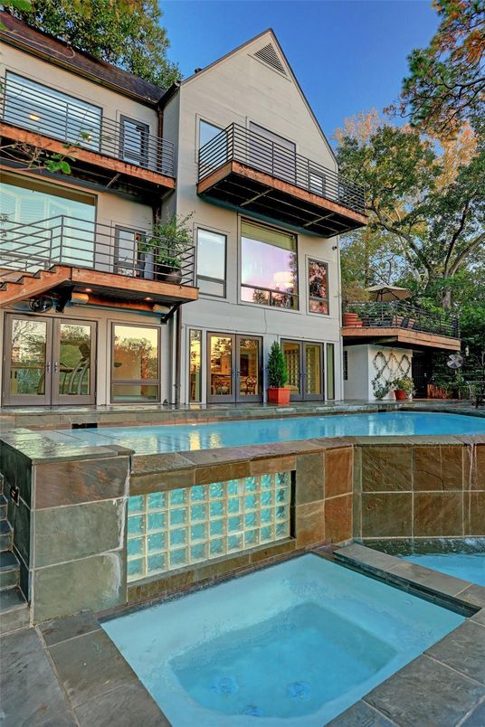 Exterior, Outdoor Kitchen, Pool