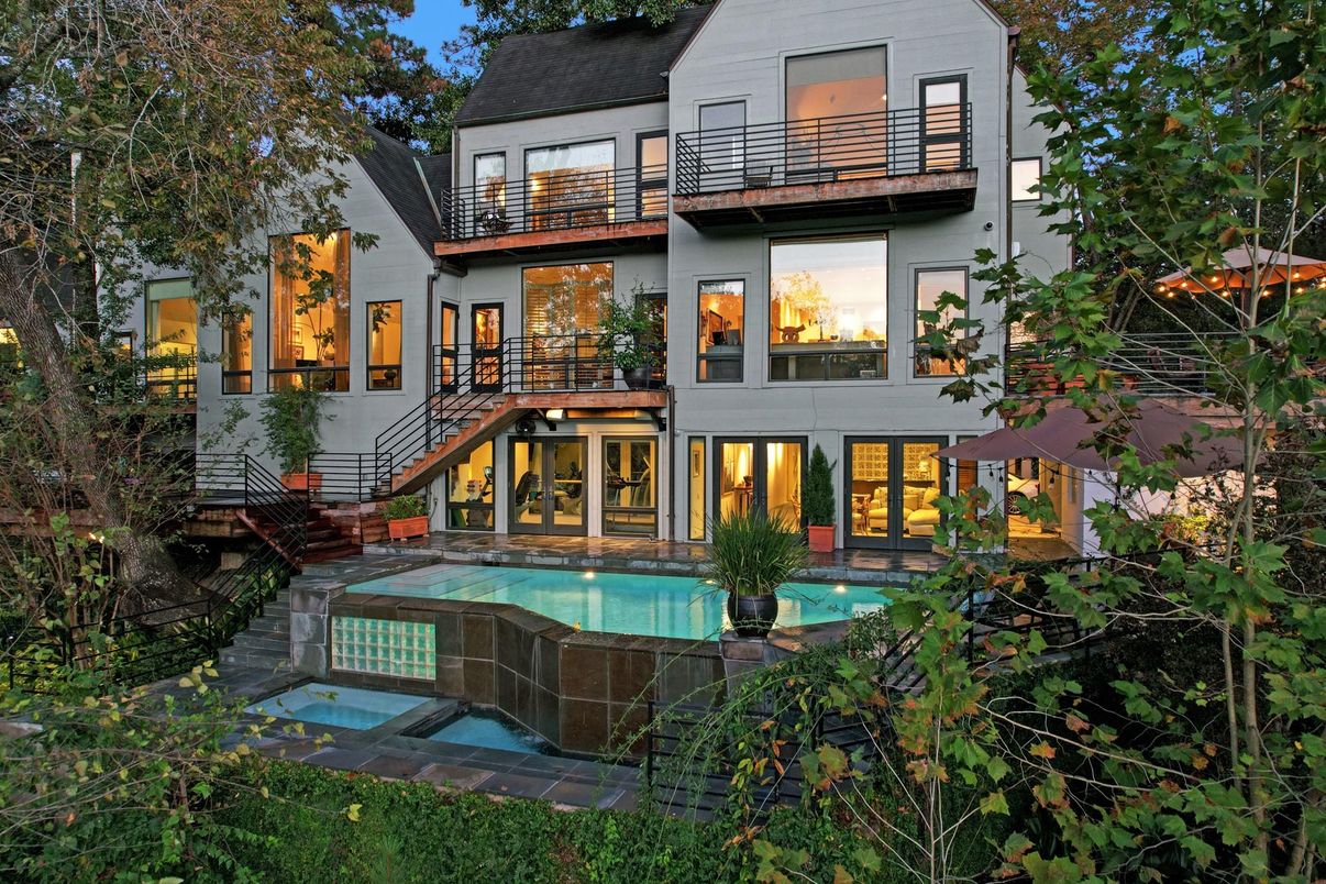 Exterior, Facade, Pool, Modern