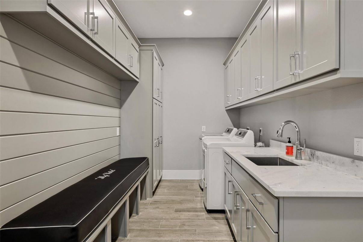 Interior, Recessed Lighting, Washer, Wood Texture Flooring