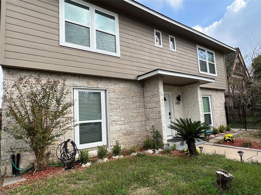 Exterior, Facade, None