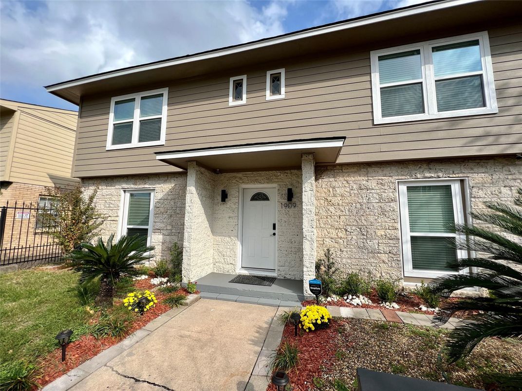 Exterior, Facade, American Foursquare