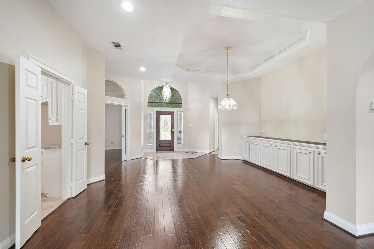 Interior, Pendant Lights, Recessed Lighting, Wood Texture Flooring