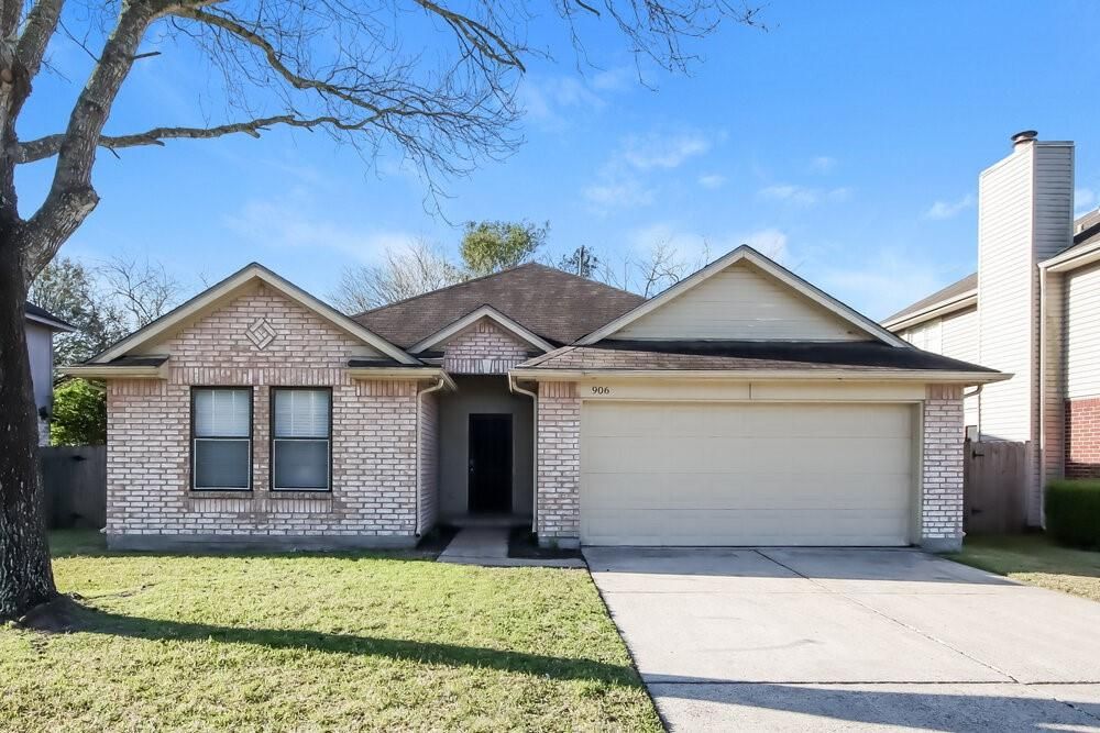 Attached, Exterior, Facade, Brick Facade, American Craftsman