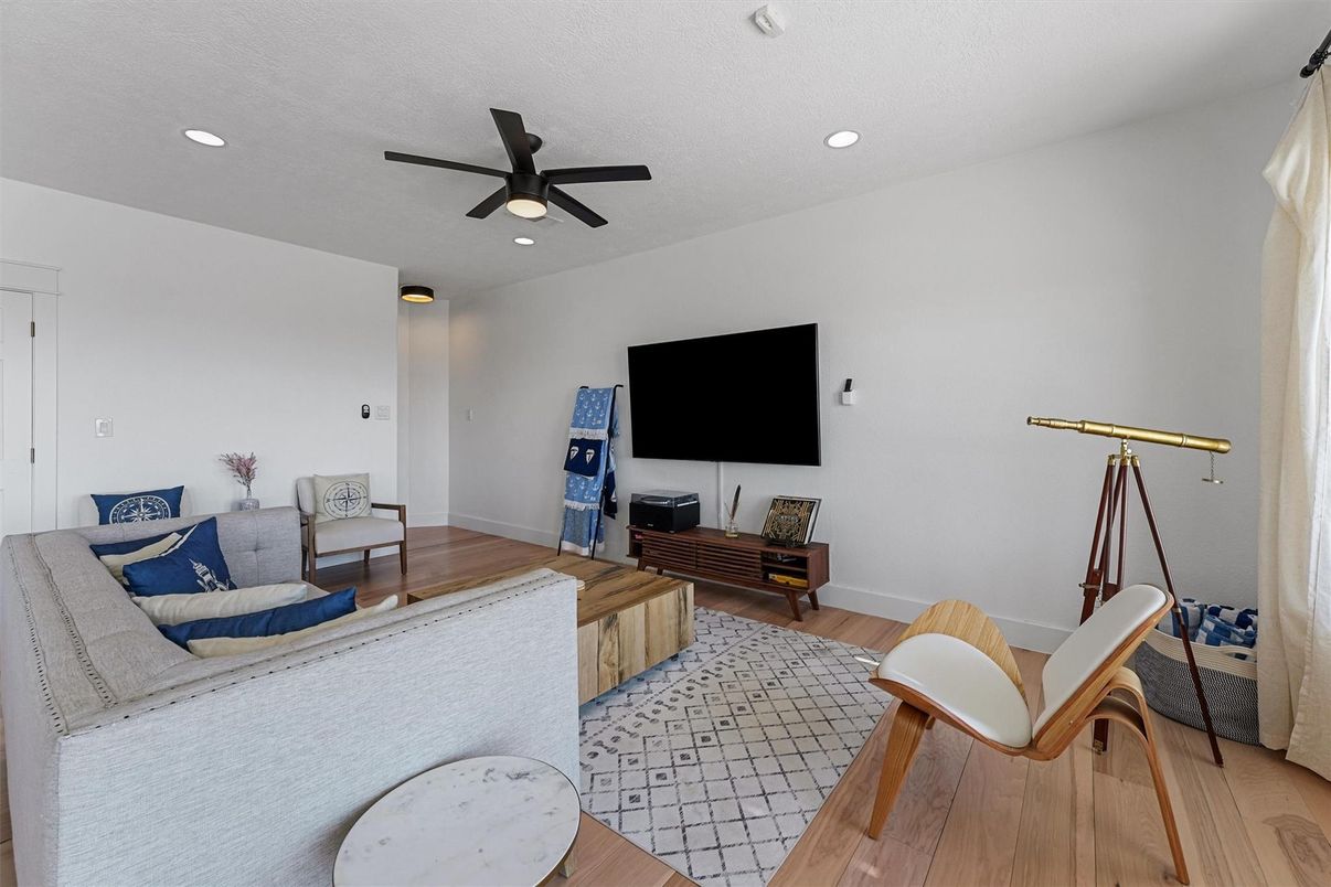 Interior, Living room, Recessed Lighting, Wood Texture Flooring