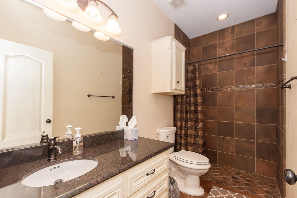 Bathroom, Dual Sink Vanities, Interior, Recessed Lighting