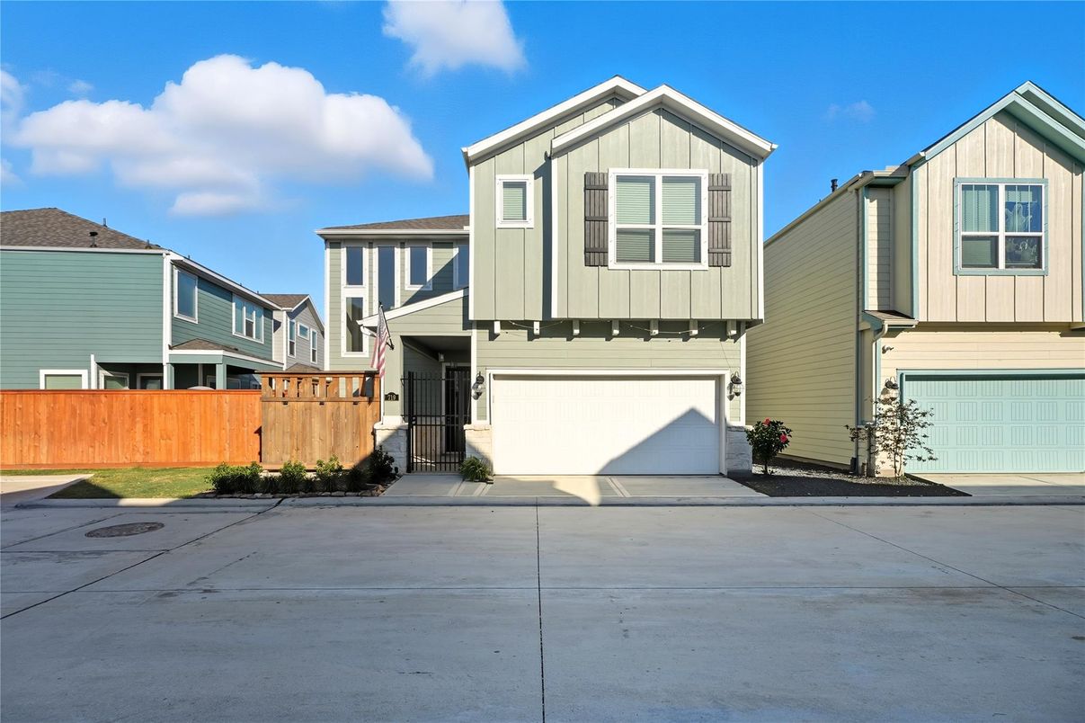 Attached, Exterior, Facade, Farmhouse