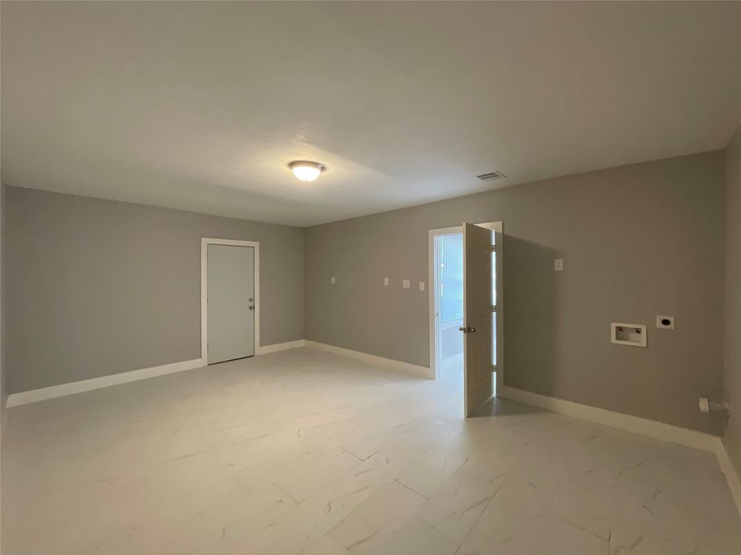 Empty room, Interior