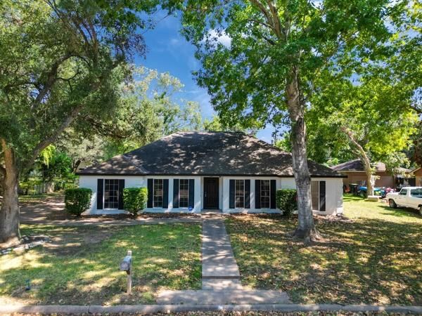 Exterior, Facade, Ranch