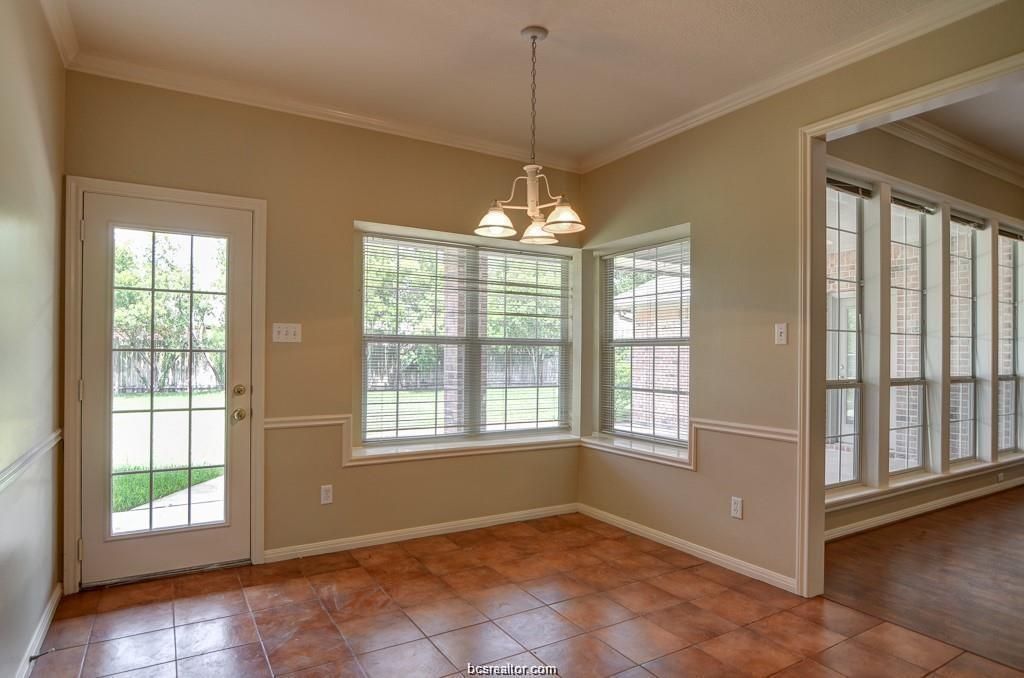 Chandelier, Empty room, Interior, Pendant Lights