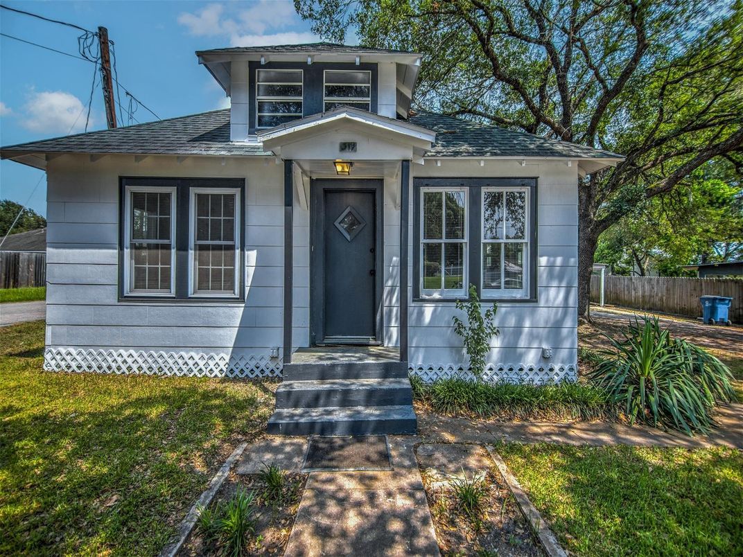 Exterior, Facade, American Foursquare
