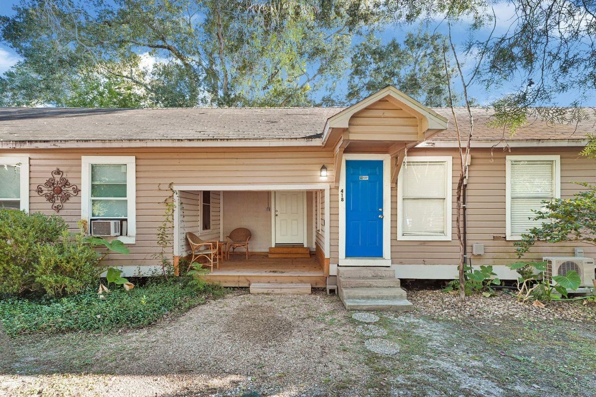 Exterior, Facade, None