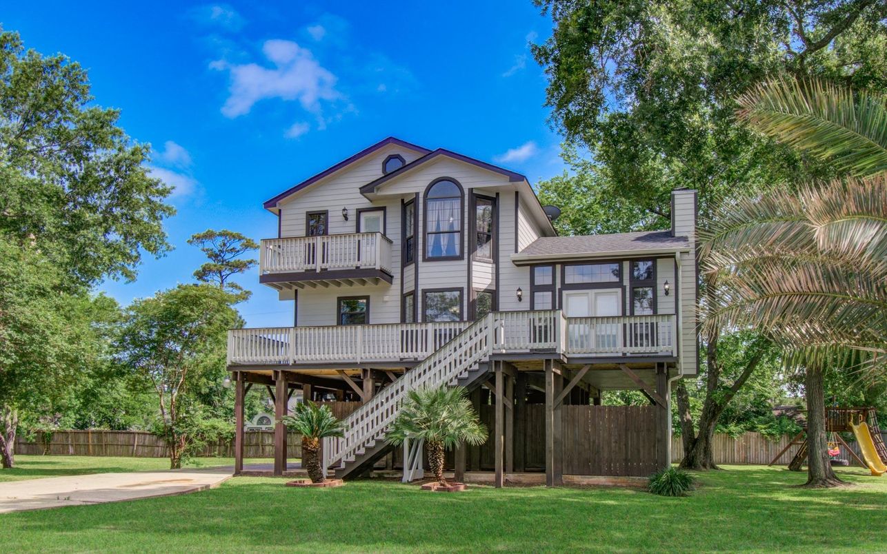Backyard, Exterior, Facade, Queen Anne Victorian
