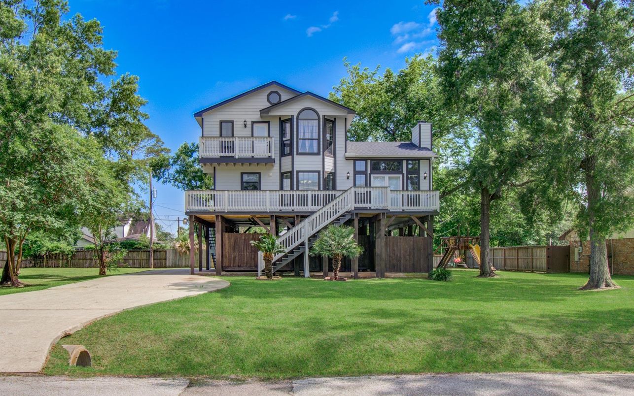 Backyard, Exterior, Facade, Queen Anne Victorian