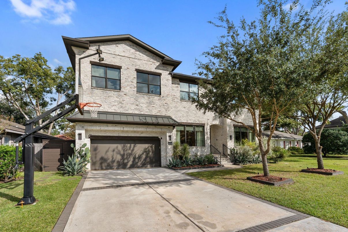 Attached, Exterior, Facade, Mediterranean