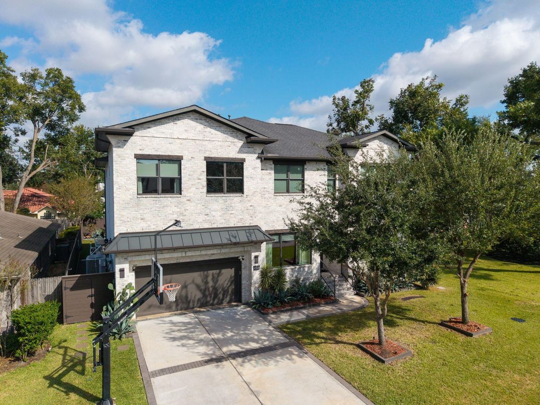 Attached, Exterior, Facade, Brick Traditional