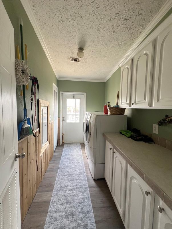 Interior, Washer, Wood Texture Flooring