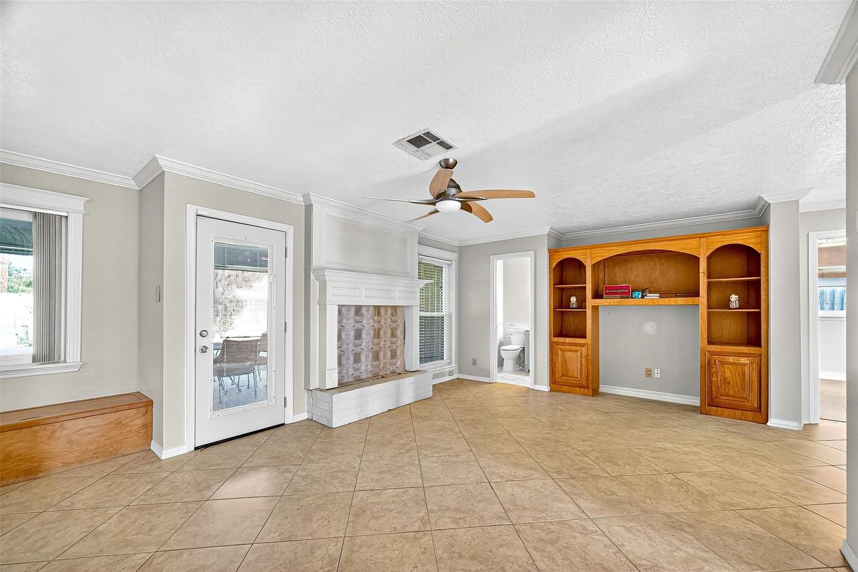 Empty room, Interior