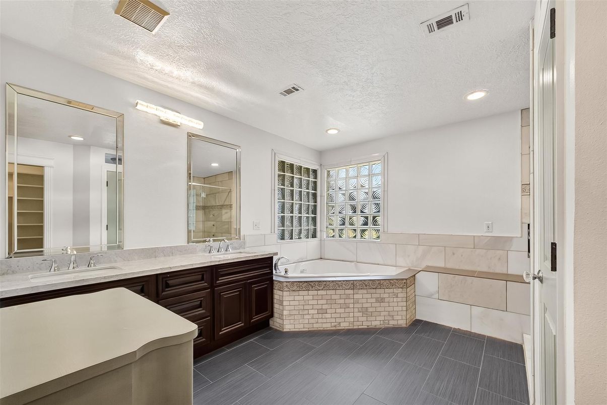 Bathroom, Dual Sink Vanities, Interior, Recessed Lighting