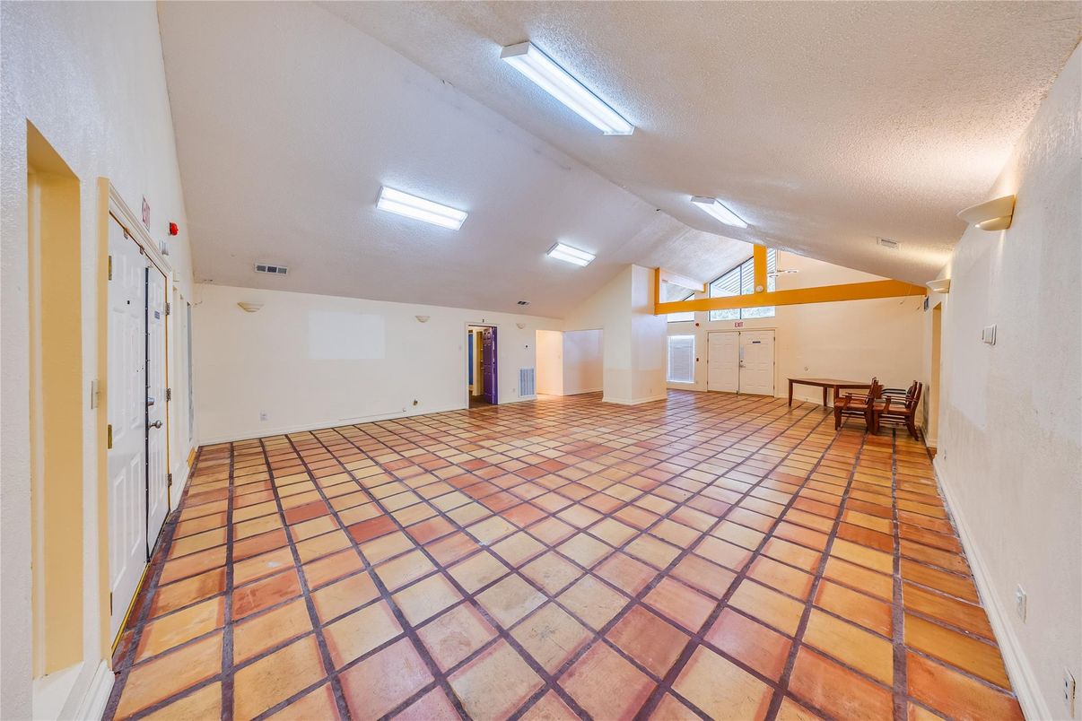 Empty room, Interior