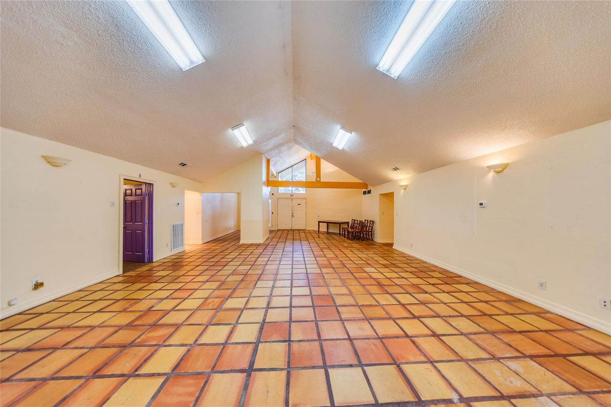 Empty room, Interior