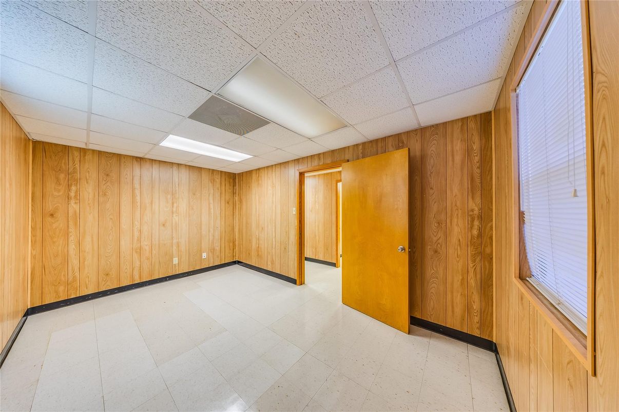 Empty room, Interior, Recessed Lighting, Wooden Walls