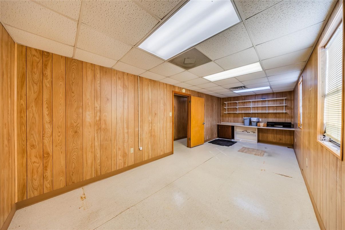 Empty room, Interior, Recessed Lighting, Wooden Walls