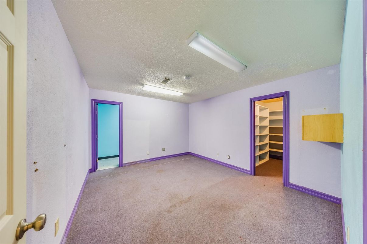 Empty room, Interior