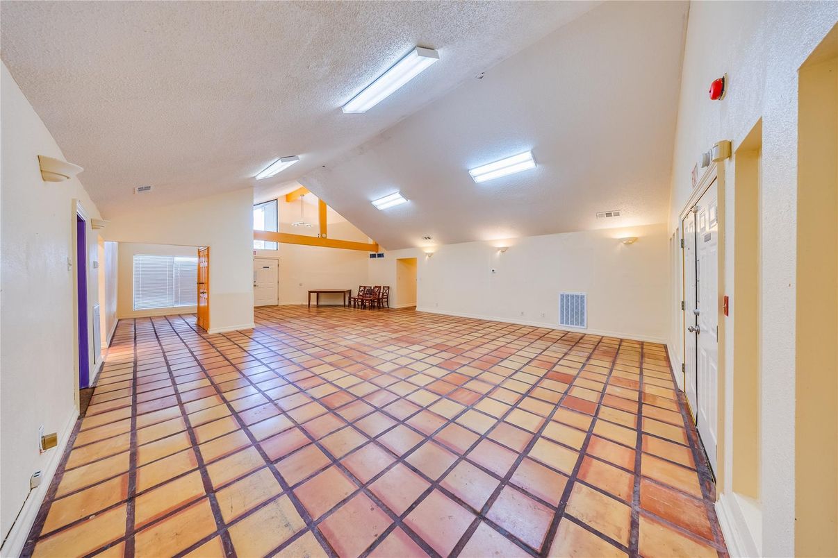 Empty room, Interior