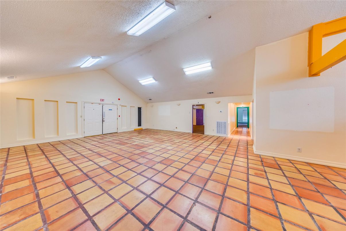 Empty room, Interior