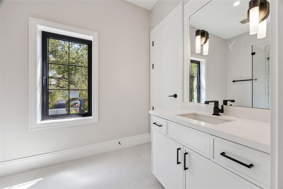Bathroom, Dual Sink Vanities, Interior, Recessed Lighting