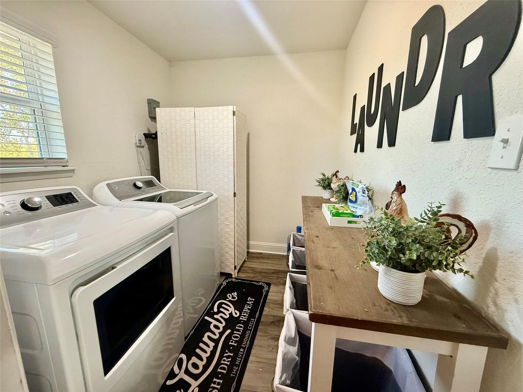 Interior, Washer, Wood Texture Flooring