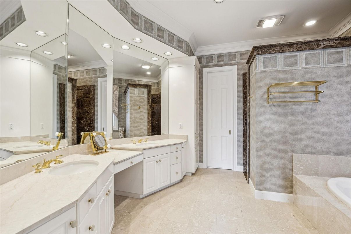 Bathroom, Dual Sink Vanities, Interior, Recessed Lighting