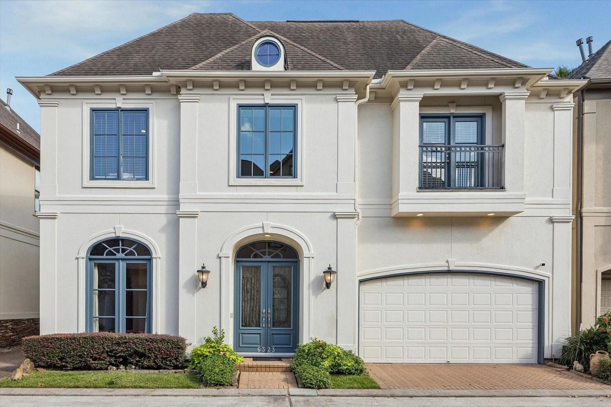 Attached, Exterior, Facade, French Provincial