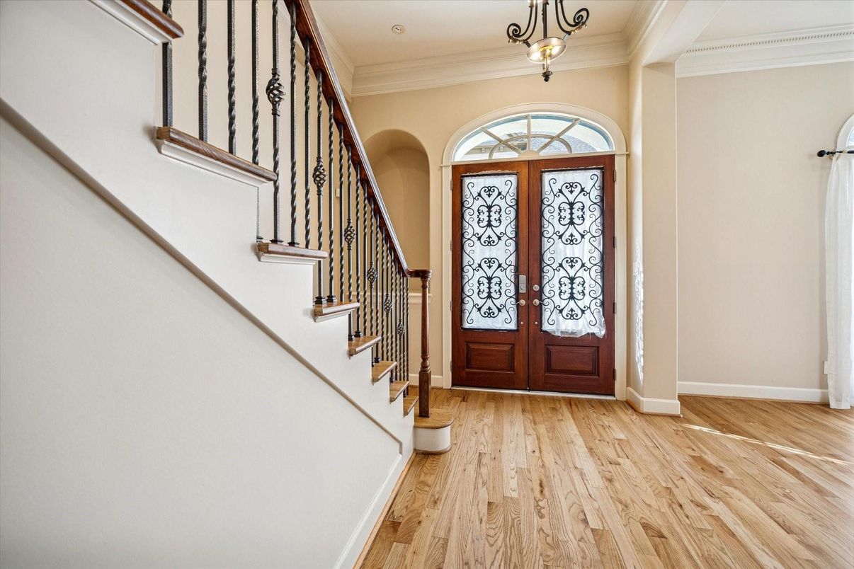 Interior, Recessed Lighting, Wood Texture Flooring