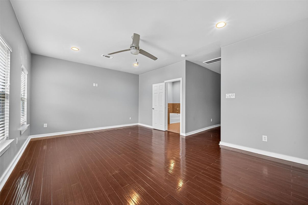 Empty room, Interior, Recessed Lighting, Wood Texture Flooring