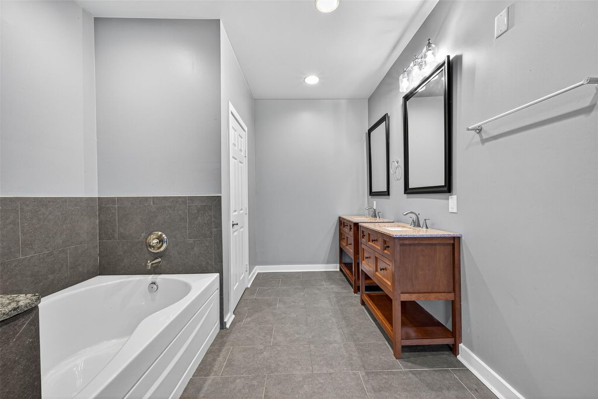 Bathroom, Dual Sink Vanities, Interior, Recessed Lighting