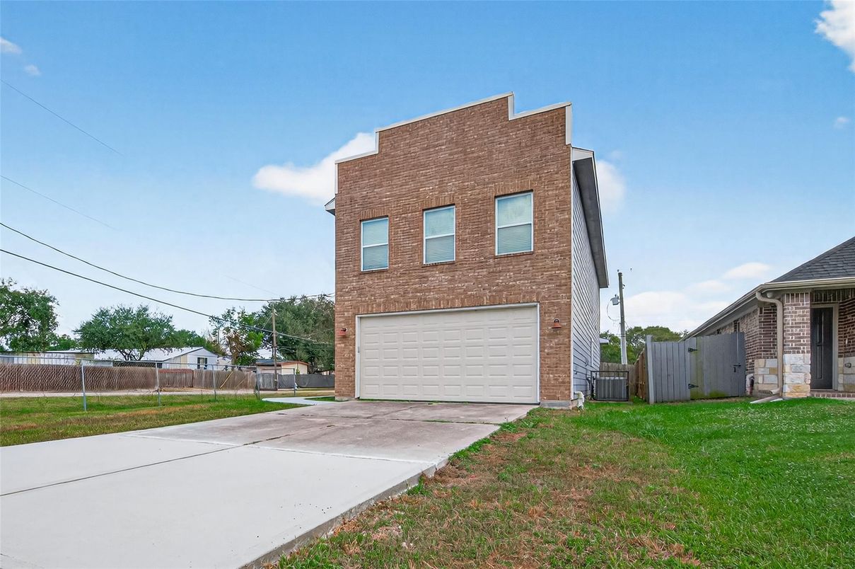 Attached, Backyard, Exterior, Facade, Brick Facade, Rowhouse