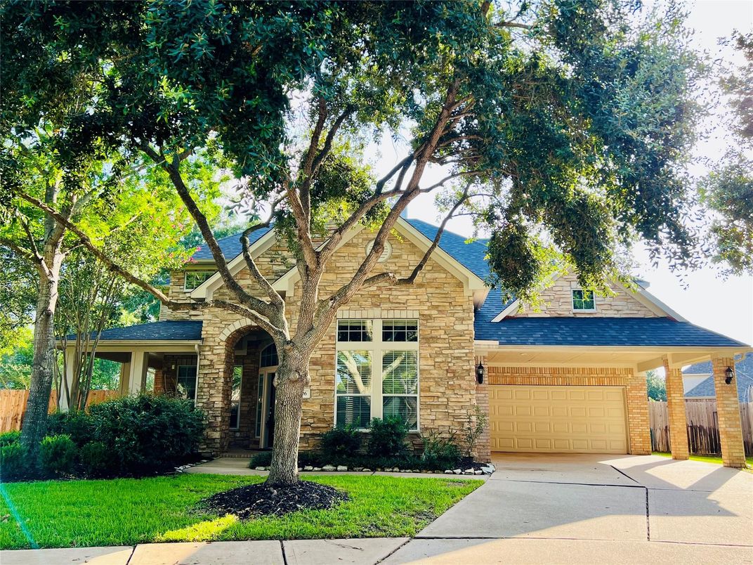 Attached, Exterior, Facade, Brick Traditional