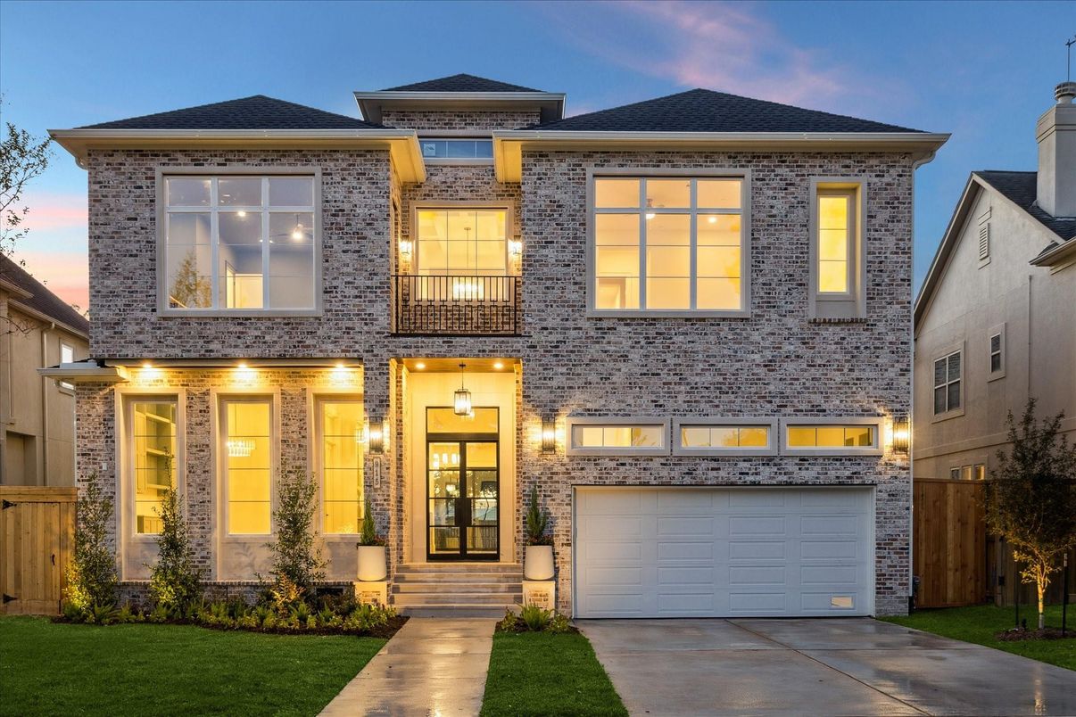 Attached, Exterior, Facade, Brick Facade, Georgian