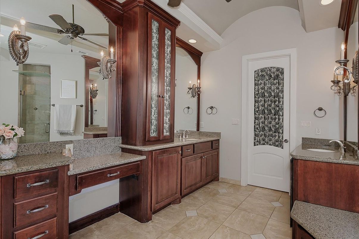 Bathroom, Dual Sink Vanities, Interior, Recessed Lighting