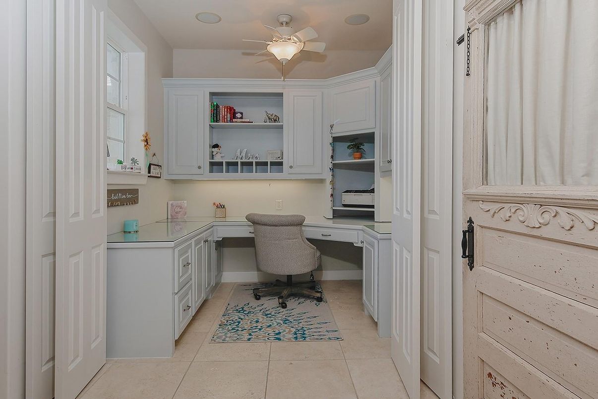 Home Office, Interior