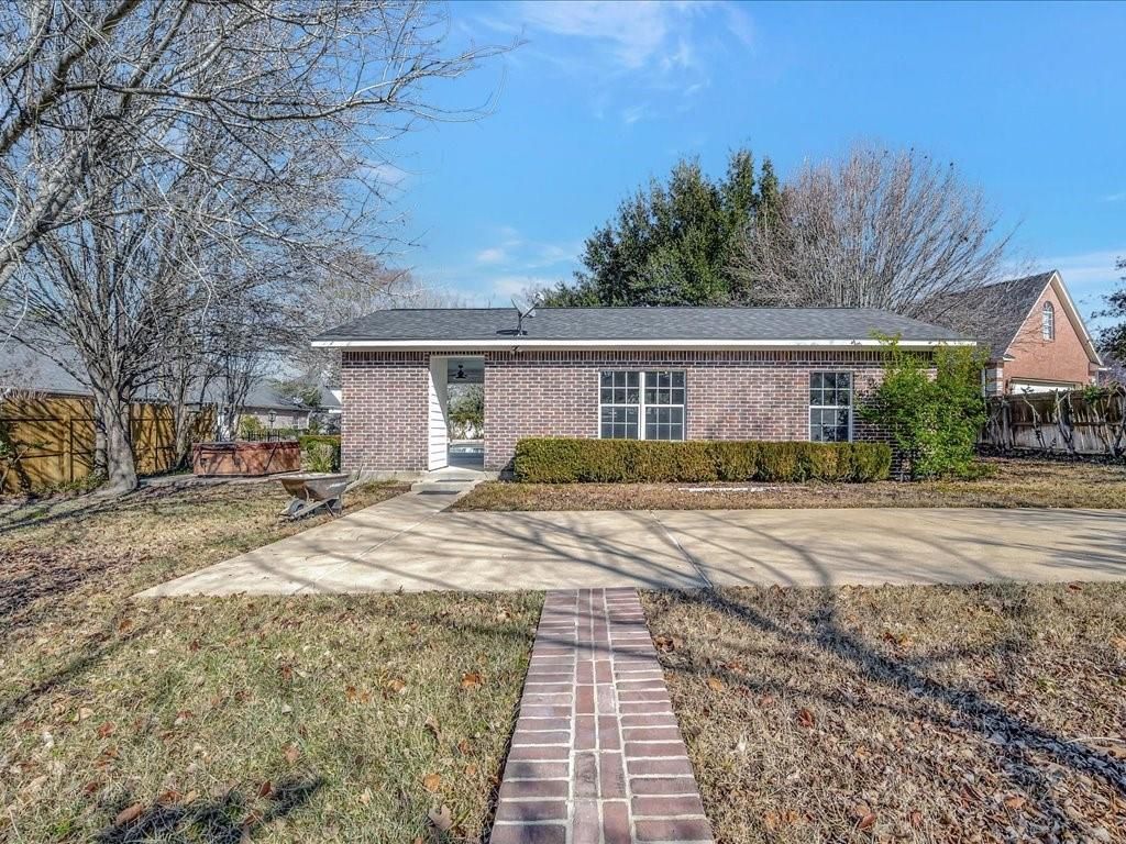 Backyard, Exterior, Facade, Brick Facade, Ranch