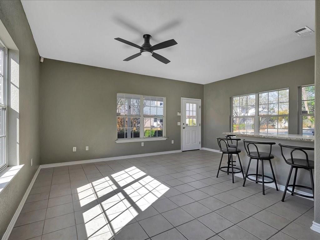 Empty room, Interior